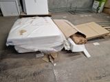 un lit qui a été emballé et qui se trouve par terre