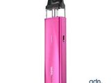 une image représentant un appareil électronique rose posé sur une surface blanche