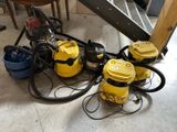 beaucoup d'aspirateurs jaunes et d'autres équipements de nettoyage éparpillés sur le sol