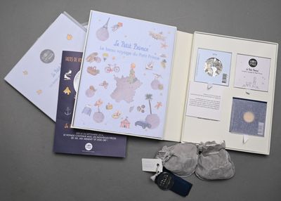 un livre sur lequel figure une illustration représentant le premier livre d'un bébé et une paire de chaussures
