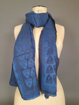 LAMBORGHINI. Écharpe frangée en soie façonnée bleue sur fond…