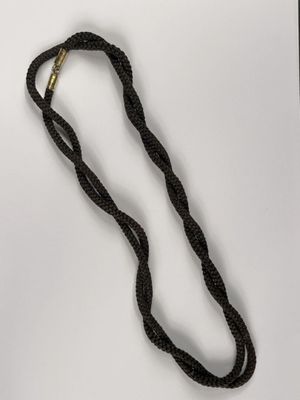 Collier double rangs de cheveux.