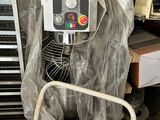 une photo d'une machine emballée dans du plastique