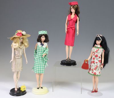 BARBIE SILKSTONE. Réunion de 4 poupées dans des tenues diver… - Photo 1