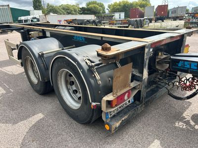 une photo d'une remorque à plateau garée sur un parking