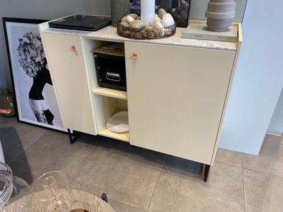 1 Meuble 2 portes laqué plateau marbre.