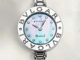 gros plan d'une montre sur une surface blanche