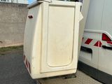une camionnette blanche garée sur le bord de la route