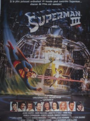 L'affiche du film « Superman II » est accrochée au mur.