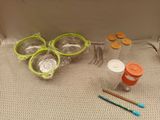 une photo montrant un ensemble d'objets posés par terre