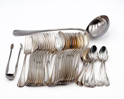 beaucoup de cuillères en argent et de cuillères sur la table