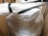 un sac en plastique enroulé autour d'un mannequin dans une pièce