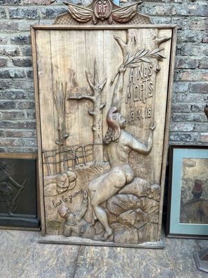 une sculpture sur bois représentant un homme à cheval
