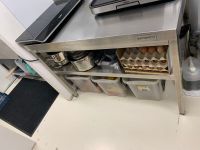 Table de travail en inox, avec dosserets. (photo 2)