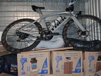 un vélo posé au sommet d'une pile de cartons
