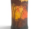 un vase sur lequel est représenté un coucher de soleil