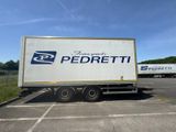 un camion semi-remorque garé dans un parking