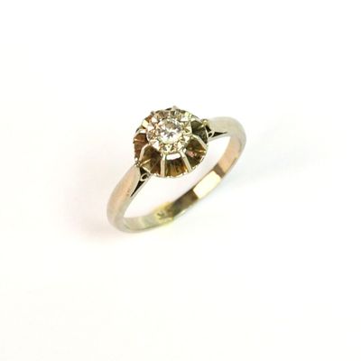 une photo d'une bague en diamant sur fond blanc