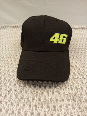un gros plan d'une casquette sur laquelle figure le chiffre 46