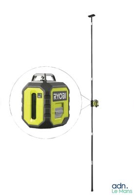 un gros plan d'un poteau sur lequel est posée une radio