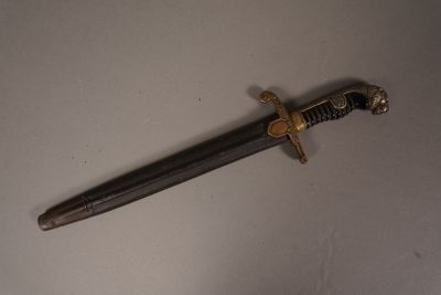 une vieille épée posée sur une surface blanche