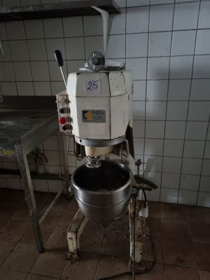 une photo d'une cuisine avec un mixeur et une table