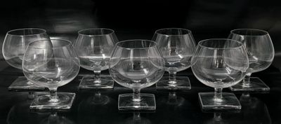 Suite de sept verres de dégustation à alcool en cristal inco…