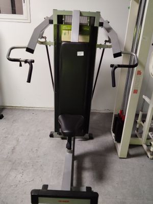 une machine qui se trouve dans une pièce, près d'un mur