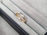 une bague dans un écrin contenant une bague