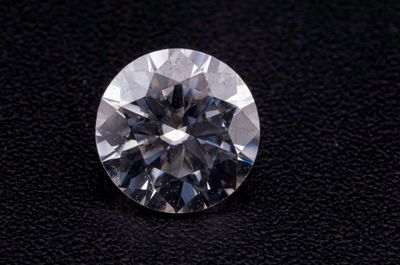 gros plan d'un diamant sur une surface noire