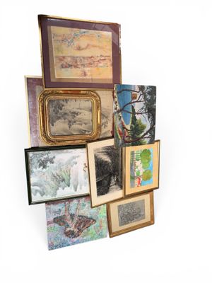 de nombreuses photos accrochées au mur de cette pièce