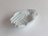 une petite figurine d'ange blanc posée sur une table