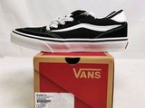 Baskets Vans Old Skooler noires et blanches, dans leur boîte