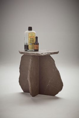 une bouteille d'alcool posée sur un rocher