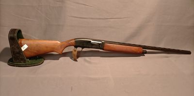 un vieux fusil de chasse avec une poignée en bois sur fond blanc
