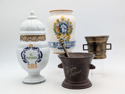 trois types de vases différents et un mortier posés sur une surface blanche