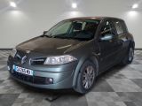 la photo d'une voiture grise garée dans un garage