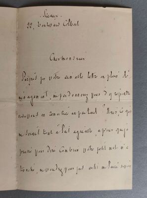 une vieille lettre manuscrite d'un homme qui écrit sur un morceau de papier