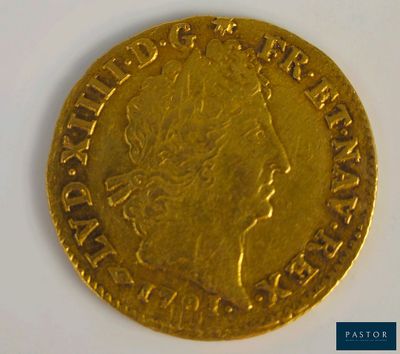 gros plan d'une pièce d'or sur une surface blanche