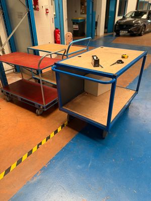 une table sur laquelle est posé un établi, dans un garage