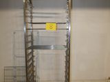 une étagère métallique sur laquelle est accrochée une étiquette jaune, dans une pièce