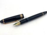 deux stylos assis l'un à côté de l'autre sur une surface blanche