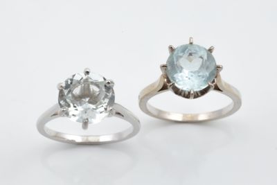 deux bagues ornées d'une topaze bleue et d'une topaze blanche