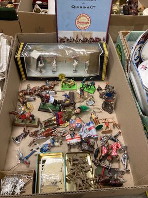 une boîte remplie de jouets variés posée sur une table