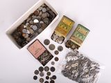 une boîte de pièces et une boîte de boîtes de conserve posées sur une table