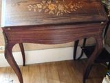 un petit bureau surmonté d'une horloge