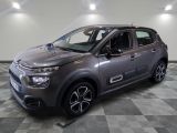 La nouvelle Citroën est garée dans le showroom du showroom.