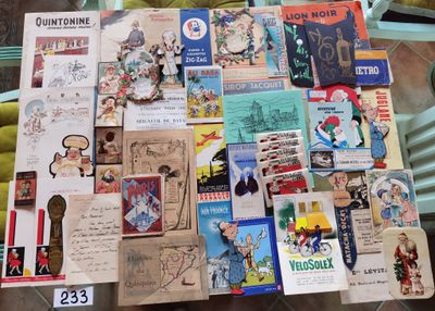 une table sur laquelle sont posées plusieurs vieilles cartes postales