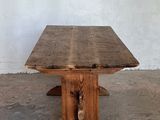 une image représentant une table en bois posée sur un sol en béton