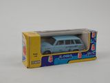 une petite voiture miniature dans une boîte posée sur une surface blanche